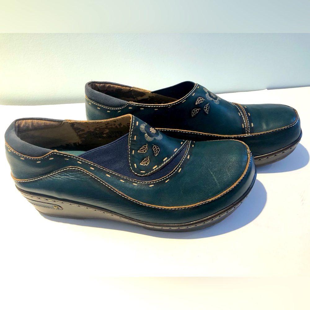 Spring Step 8 Blue leather clogs